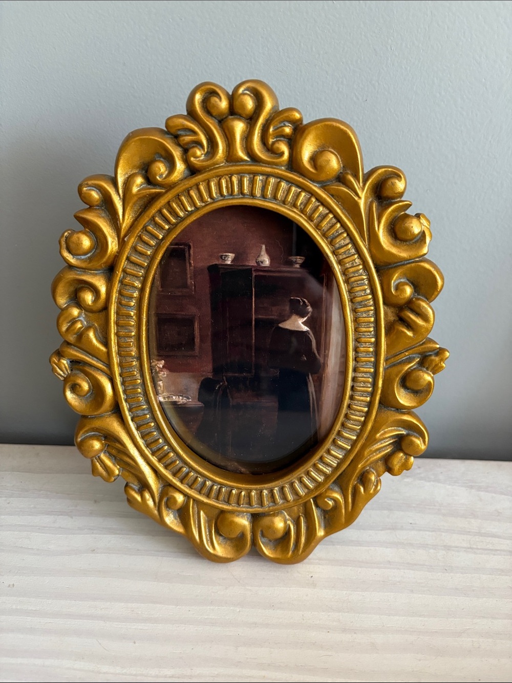 VTG Gold Ornate Oval Resin Picture Frame